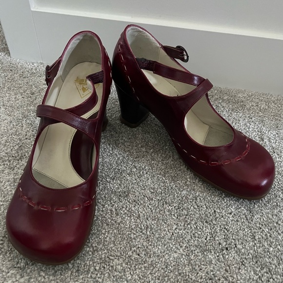 Fluevog Operetta Malibran, Size 9, Red, Criss-crossed Marry Jane heel. 2.5” heel - Picture 4 of 7